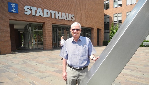 werner-hogg-vor-dem-stadthaus-wo-er-als-gemeinderat-13-jahre-ein-und-aus-ging-